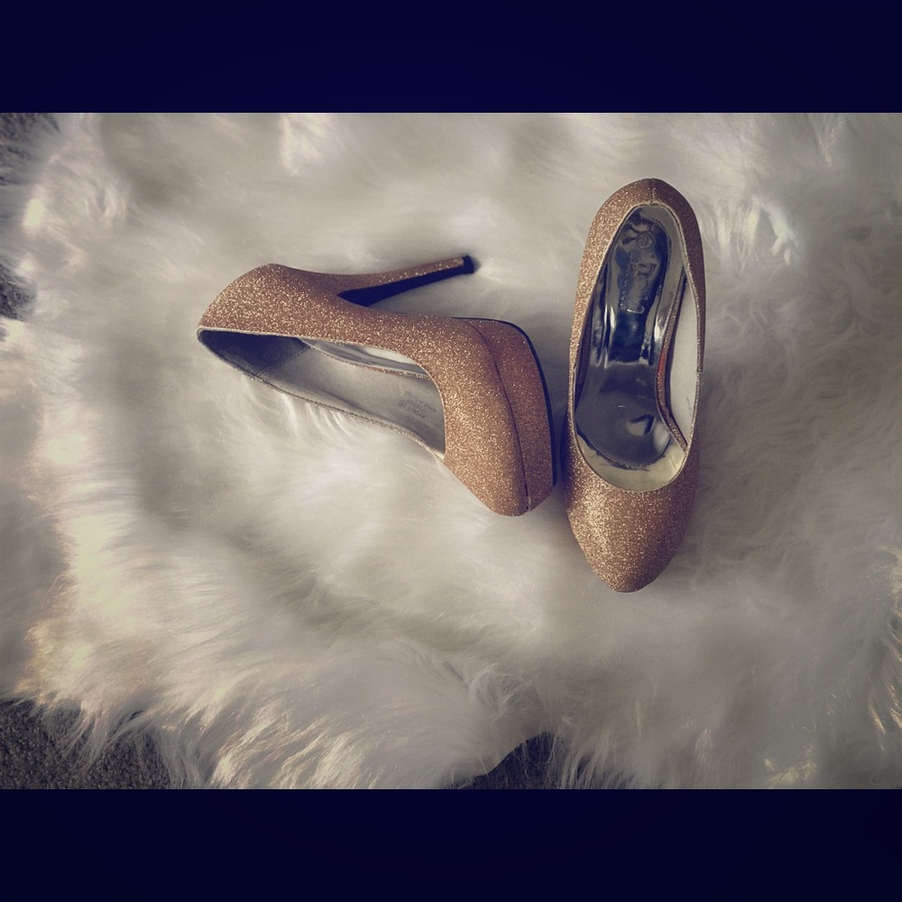 Gold glitter pumps!